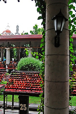 포토 JPG 주간 외국인 나무 식물 해외풍경 해외 아시아 섬 가로등 초 촛불 세부 필리핀 사람 동양인 풍경 여러명 야외 관광지 조각상 성당 교회 여행객 기도 휴양지 전봇대 조경 소원 산토리뇨 국내포토 자연요소 공공시설 나라 여행 다수 종교건축 인종 건물 조형물 동남아시아 장소 파일형식