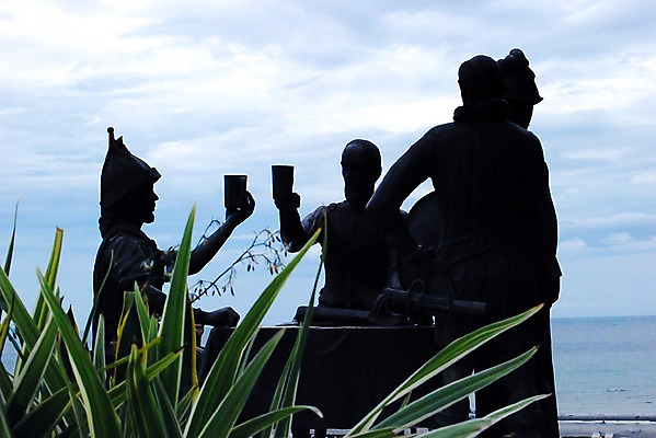 포토 JPG 주간 식물 구름 해외풍경 해외 아시아 바다 섬 잎 하늘 필리핀 풍경 사람없음 야외 관광지 동상 조각상 휴양지 역광 보홀 국내포토 자연요소 나라 여행 조형물 동남아시아 장소 기념물 파일형식