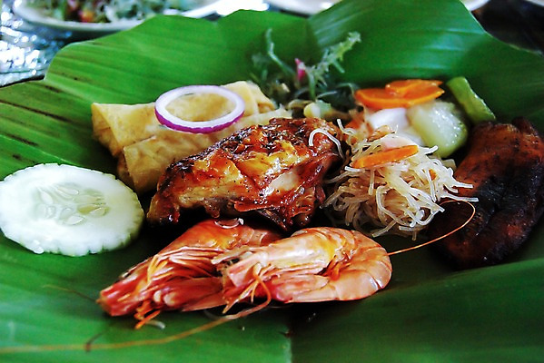 포토 JPG 주간 해외 음식 채소 오이 새우 필리핀 사람없음 야외 아웃포커스 장식 해물요리 신선 바비큐 구이 해산물 휴양지 바나나잎 보홀 춘권 국내포토 자연요소 잎 촬영기법 갑각류 동남아시아 장소 파일형식