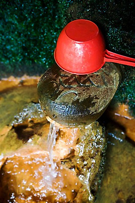 포토 JPG 주간 아시아 자연 한국 풍경 근접촬영 사람없음 야외 아웃포커스 물 돌_바위 바위 샘물 울릉도 바가지 국내포토 자연요소 나라 뷰포인트 섬 촬영기법 경상북도 생태계 파일형식