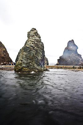 포토 JPG 주간 아시아 바다 섬 자연 한국 풍경 여러명 야외 여행객 돌_바위 바위 독도 국내포토 자연요소 나라 다수 사람 생태계 파일형식