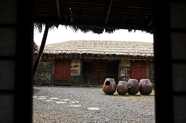 포토 JPG 주간 아시아 고건축 한국 초가집 풍경 사람없음 야외 건물 제주도 문 항아리 댐 민속마을 국내포토 자연요소 건축물 공공시설 나라 한옥 도자기 파일형식