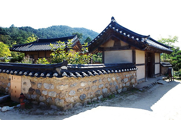 포토 JPG 주간 나무 식물 아시아 고건축 풍경 사람없음 야외 건물 담장 선비촌 영주 국내포토 자연요소 한국전통 건축물 나라 경상북도 파일형식