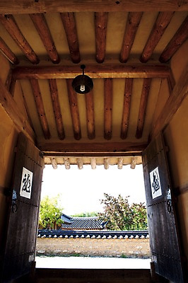 포토 JPG 주간 나무 식물 아시아 고건축 풍경 사람없음 야외 건물 담장 문 대문 선비촌 영주 국내포토 자연요소 한국전통 건축물 나라 경상북도 파일형식