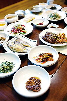 포토 JPG 그릇 식기 아시아 음식 채소 식탁 밥 반찬 김치 한국 실내 어류 근접촬영 사람없음 아웃포커스 식사 상차림 국 정식 영주 우엉 국내포토 나라 한식 뷰포인트 탁자 촬영기법 내부 수중동물 경상북도 파일형식