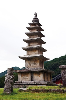 포토 JPG 주간 나무 식물 시설물 건축물 아시아 자연 한국 풍경 사람없음 야외 탑 석탑 5층석탑 김제 국내포토 자연요소 건축 나라 생태계 파일형식