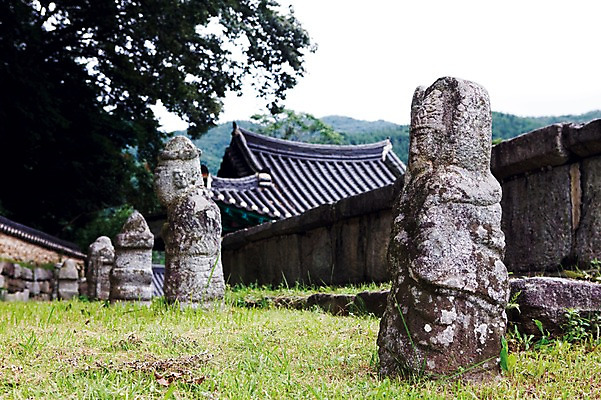 포토 JPG 주간 나무 식물 아시아 조각 종교건축 한국 풍경 사람없음 야외 건물 조각상 돌_바위 김제 조각_조소 국내포토 자연요소 건축물 건축 나라 조형물 조소 파일형식