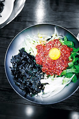 포토 JPG 그릇 식기 아시아 음식 채소 밥 한국 실내 사람없음 계란 김 비빔밥 육회 김제 육회비빔밥 국내포토 나라 한식 생고기 내부 알 해조류 파일형식