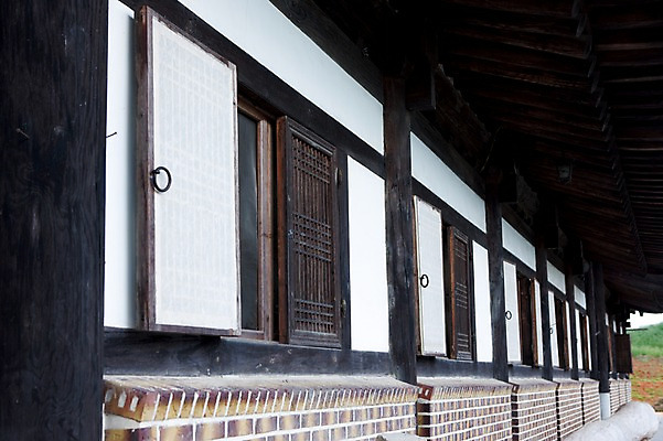 포토 JPG 주간 아시아 고건축 창문 한국 풍경 사람없음 야외 건물 김제 국내포토 자연요소 건축물 나라 파일형식