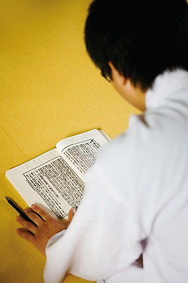 포토 JPG 교육 남자 아시아 한국 실내 한명 사람 상반신 성인 책 연필 김제 남자만 남자한명만 성인남자만 성인만 국내포토 1 나라 학용품 내부 필기구 파일형식