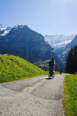 포토 JPG 주간 서양인 외국인 나무 식물 해외풍경 해외 유럽 길 자연 산 사람 풍경 야외 두명 자전거 스위스 바이킹 국내포토 자연요소 나라 인종 바이크 생태계 파일형식