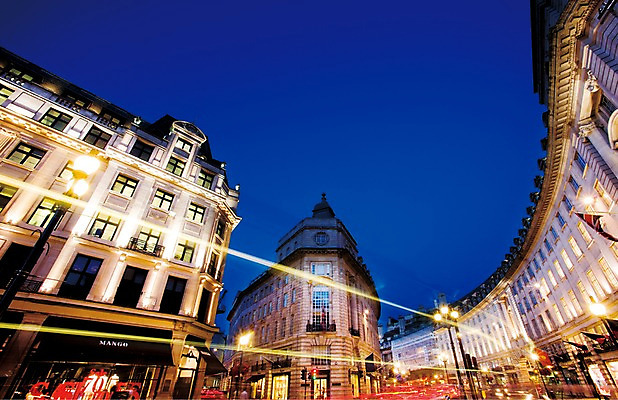 포토 JPG 해외풍경 해외 건축물 유럽 로우앵글 야경 가로등 하늘 전등 조명 영국 거리 사람없음 야외 건물 상점 쇼핑몰 런던 국내포토 공공시설 건축 나라 뷰포인트 풍경 야간 파일형식 풍경_경치