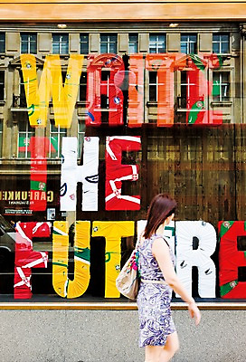 포토 JPG 주간 서양인 외국인 해외풍경 해외 건축물 여자 유럽 영국 거리 간판 한명 사람 풍경 성인 야외 건물 상점 런던 여자만 여자한명만 성인여자만 성인만 국내포토 자연요소 1 건축 나라 인종 파일형식