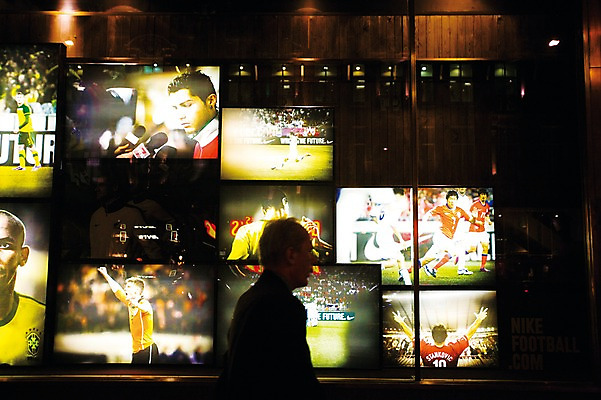 포토 JPG 서양인 외국인 해외풍경 해외 남자 유럽 응원 조명 영국 축구선수 한명 사람 풍경 경기 야외 축구 텔레비전 야간 쇼윈도 알림 런던 전광판 남자만 남자한명만 국내포토 자연요소 1 나라 스포츠 운동선수 인종 전자제품 구기 전시 파일형식