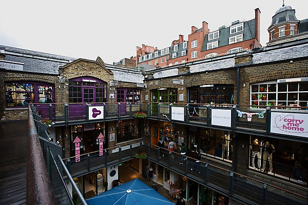 포토 JPG 주간 서양인 외국인 해외풍경 해외 건축물 유럽 영국 사람 풍경 여러명 야외 건물 상점 파라솔 쇼핑몰 런던 국내포토 자연요소 건축 나라 다수 인종 파일형식