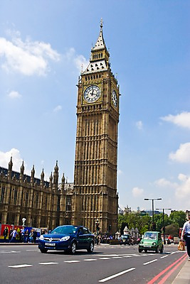 포토 JPG 주간 서양인 외국인 구름 해외풍경 해외 시설물 유럽 도로 교통수단 가로등 자동차 하늘 영국 거리 풍경 여러명 야외 건물 시계탑 런던 빅벤 국내포토 자연요소 건축물 공공시설 나라 길 육상교통 다수 교통 교통시설 사람 인종 탑 파일형식