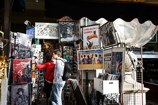포토 JPG 주간 서양인 외국인 해외풍경 해외 여자 남자 유럽 영국 거리 사람 풍경 야외 두명 상점 전시 상품 오브젝트 런던 기념사진 국내포토 자연요소 나라 인종 파일형식