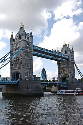 포토 JPG 주간 구름 해외풍경 해외 시설물 건축물 유럽 하늘 영국 풍경 사람없음 야외 건물 물 강 성 타워브릿지 런던 가교 선박 국내포토 자연요소 건축 나라 수상교통 파일형식