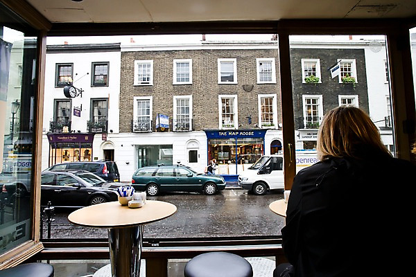 포토 JPG 주간 외국인 해외풍경 해외 건축물 여자 유럽 길 교통수단 의자 창문 자동차 탁자 영국 거리 한명 사람 풍경 야외 건물 카페 런던 안식처 여자만 여자한명만 국내포토 자연요소 1 건축 나라 육상교통 가구 교통 휴식 인종 상점 파일형식