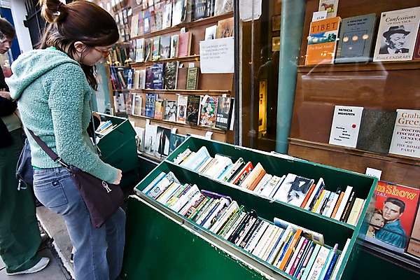 포토 JPG 서양인 외국인 해외풍경 해외 여자 유럽 영국 책장 실내 사람 두명 책 독서 런던 서점 여자만 국내포토 나라 가구 인종 풍경 내부 상점 파일형식