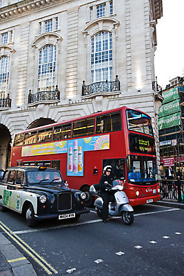 포토 JPG 주간 서양인 외국인 해외풍경 해외 건축물 유럽 도로 길 교통수단 자동차 영국 거리 버스 풍경 야외 건물 울타리 오토바이 런던 이층버스 관광버스 국내포토 자연요소 건축 나라 육상교통 교통 교통시설 대중교통 인종 담장 바이크 파일형식