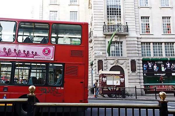 포토 JPG 주간 해외풍경 해외 건축물 유럽 도로 길 교통수단 자동차 영국 거리 버스 풍경 사람없음 야외 건물 울타리 런던 이층버스 관광버스 국내포토 자연요소 건축 나라 육상교통 교통 교통시설 대중교통 담장 파일형식