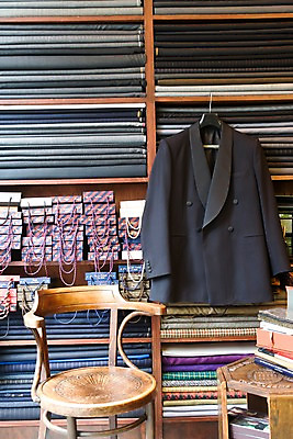 포토 JPG 해외 옷 유럽 패턴 의자 탁자 영국 실내 정장 사람없음 상자 상점 직물 옷걸이 천 런던 포장상자 국내포토 나라 가구 무늬 내부 파일형식