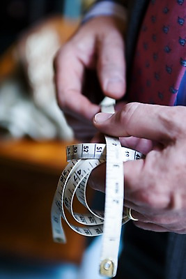 포토 JPG 해외 손 유럽 줄 영국 실내 줄자 자 들기 근접촬영 아웃포커스 신체부위 양손 런던 국내포토 나라 뷰포인트 모션 문구용품 촬영기법 사람 내부 파일형식