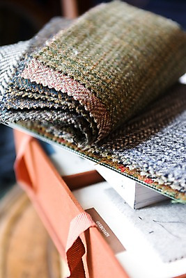 포토 JPG 해외 유럽 탁자 영국 실내 사람없음 아웃포커스 책 상자 견본 상점 전시 직물 묶기 천 책상 런던 옷가게 국내포토 옷 나라 가구 모션 촬영기법 내부 파일형식