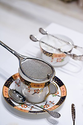 포토 JPG 해외 유럽 생활용품 탁자 주방용품 영국 쟁반 실내 집게 사람없음 아웃포커스 컵 상점 숟가락 망 그물 커피잔 찻잔 컵받침 런던 철망 국내포토 식기 나라 커피 가구 잔 촬영기법 수저 내부 받침대 오브젝트 파일형식