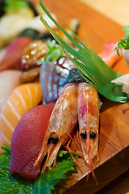 포토 JPG 해외 유럽 식탁 탁자 영국 새우 실내 종류 사람없음 아웃포커스 장식 상점 식당 여러개 초밥 다양 회 해산물 런던 날것 일식집 일본음식 국내포토 나라 음식 가구 다수 촬영기법 갑각류 내부 파일형식