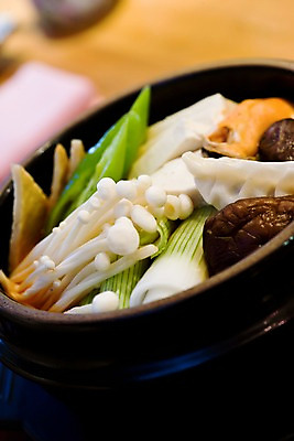 포토 JPG 해외 한식 음식 채소 식재료 식탁 탁자 실내 근접촬영 사람없음 아웃포커스 버섯 어묵 뚝배기 만두 두부 팽이버섯 어묵탕 한식당 국내포토 뷰포인트 가구 촬영기법 내부 식당 탕 파일형식