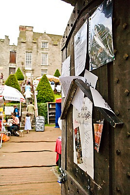 포토 JPG 주간 외국인 나무 해외풍경 해외 건축물 유럽 영국 웨일즈 거리 주택 알림판 거리풍경 사람 이벤트 여러명 야외 건물 아웃포커스 책 판매 계단 축제 전시 도서관 군중 천막 노천 국내포토 자연요소 식물 교육 건축 나라 다수 촬영기법 인종 풍경 파일형식