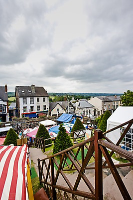 포토 JPG 주간 외국인 나무 구름 해외풍경 해외 건축물 유럽 하늘 영국 웨일즈 책장 거리 주택 거리풍경 사람 이벤트 여러명 야외 건물 아웃포커스 책 판매 계단 축제 전시 도서관 군중 진열장 천막 흐림 노천 국내포토 자연요소 식물 교육 건축 나라 가구 다수 날씨 촬영기법 인종 풍경 파일형식