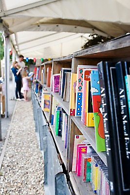 포토 JPG 주간 외국인 해외풍경 해외 응시 남자 딸 유럽 어린이 가족 엄마 영국 웨일즈 책장 거리 거리풍경 사람 성인 야외 아웃포커스 책 세명 판매 전시 아빠 선택 도서관 진열장 노천 국내포토 자연요소 시선 교육 나라 가구 컨셉 관계 촬영기법 인종 풍경 파일형식