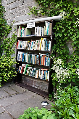 포토 JPG 주간 식물 해외풍경 해외 유럽 벽 백그라운드 영국 웨일즈 책장 거리 돌담 벽면 거리풍경 사람없음 야외 책 판매 상점 전시 도서관 덩굴 진열장 노천 국내포토 자연요소 교육 나라 가구 풍경 담장 돌_바위 파일형식