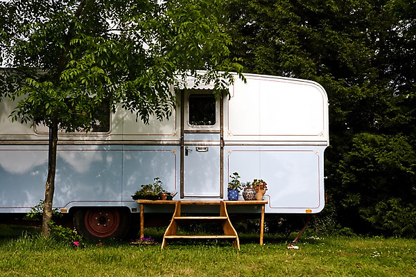 포토 JPG 주간 나무 식물 해외풍경 해외 유럽 화분 영국 웨일즈 주택 풍경 잔디 초원 사람없음 야외 문 계단 캠핑장 캠핑카 밴 국내포토 자연요소 나라 자동차 건물 캠핑 파일형식