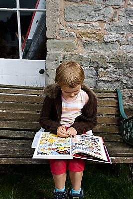 포토 JPG 외국인 해외풍경 해외 외관 남자 유럽 어린이 벤치 의자 창문 영국 웨일즈 한명 사람 앉기 풍경 소년 책 인테리어 금발 독서 상점 골목길 읽기 그림책 서점 남자만 남자한명만 어린이만 소년만 소년한명만 국내포토 1 헤어스타일 디자인 나라 길 가구 모션 인종 파일형식