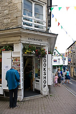 포토 JPG 외국인 해외풍경 해외 외관 유럽 도로 길 어린이 창문 영국 웨일즈 책장 거리 거리풍경 사람 풍경 여러명 성인 인테리어 상점 전시 보행자 골목길 서점 국내포토 디자인 나라 가구 다수 교통시설 인종 파일형식