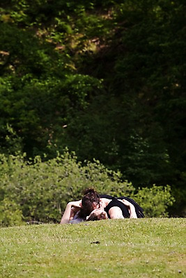 포토 JPG 주간 외국인 나무 식물 해외풍경 해외 커플 여자 남자 유럽 안기 포옹 영국 웨일즈 키스 사람 풍경 잔디 초원 성인 야외 두명 아웃포커스 눕기 숲 성인만 국내포토 자연요소 나라 관계 모션 촬영기법 인종 애정표현 파일형식