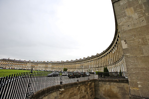 포토 JPG 구름 해외풍경 해외 건축물 외관 유럽 도로 로우앵글 건축양식 자동차 하늘 영국 웨일즈 풍경 잔디 초원 사람없음 건물 울타리 인테리어 광장 흐림 국내포토 자연요소 식물 디자인 건축 나라 길 육상교통 뷰포인트 교통시설 날씨 담장 파일형식