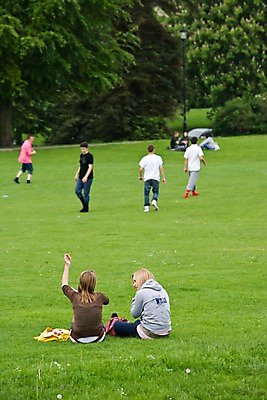 포토 JPG 주간 전신 외국인 나무 식물 해외풍경 해외 공원 여자 남자 유럽 스포츠 휴식 영국 웨일즈 서기 사람 앉기 풍경 잔디 여러명 성인 취미 야외 아웃포커스 도시풍경 달리기 축구 도시 풀 숲 공놀이 성인만 국내포토 자연요소 공공시설 나라 다수 컨셉 공 모션 놀이 촬영기법 인종 구기 파일형식