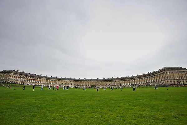 포토 JPG 주간 외국인 구름 해외풍경 해외 건축물 외관 공원 유럽 스포츠 로우앵글 건축양식 놀이 하늘 영국 웨일즈 사람 풍경 잔디 초원 여러명 성인 야외 건물 인테리어 축구 보행자 공놀이 광장 흐림 성인만 국내포토 자연요소 식물 디자인 공공시설 건축 나라 뷰포인트 다수 공 날씨 인종 구기 파일형식