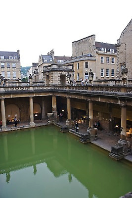 포토 JPG 주간 해외풍경 해외 건축물 여자 남자 유럽 유적지 영국 웨일즈 사람 풍경 여러명 성인 야외 건물 물 관광지 도시풍경 반사 여행객 사진촬영 목욕탕 기둥 도시 옛터 성인만 국내포토 자연요소 건축 나라 여행 다수 고건축 촬영 파일형식