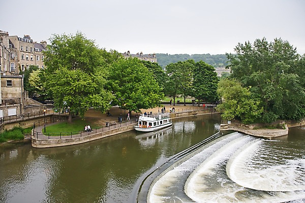 포토 JPG 주간 외국인 나무 식물 해외풍경 해외 건축물 공원 유럽 수상교통 휴식 영국 웨일즈 주택 사람 풍경 여러명 성인 야외 건물 강 도시풍경 산책 도시 유람선 휴양지 조경 운하 선박 성인만 국내포토 자연요소 공공시설 건축 나라 교통수단 다수 컨셉 배_교통 인종 장소 파일형식