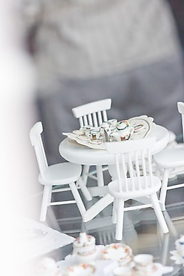 포토 JPG 해외 유럽 의자 창문 식탁 탁자 영국 웨일즈 실내 사람없음 아웃포커스 장식 상점 전시 미니어처 시장 찻잔 오브젝트 국내포토 나라 가구 잔 촬영기법 내부 모형 파일형식