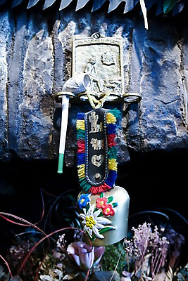 포토 JPG 해외풍경 해외 꽃 유럽 전통문화 문화 예술 조명 영국 웨일즈 담배 실내 풍경 사람없음 장식 인테리어 전시 돌_바위 방울 전통용품 국내포토 식물 전통 디자인 나라 내부 오브젝트 파일형식