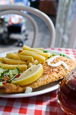 포토 JPG 주간 해외 그릇 접시 유럽 음식 의자 식탁 탁자 유리병 영국 웨일즈 서양음식 실내 사람없음 아웃포커스 장식 주스 튀김 레몬 담기 감자칩 국내포토 자연요소 식기 나라 음료 가구 과일 모션 병_용기 촬영기법 내부 과자 칩_음식 파일형식