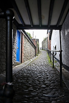 포토 JPG 주간 해외풍경 해외 건축물 외관 유럽 영국 웨일즈 바닥 주택 돌담 풍경 사람없음 야외 건물 울타리 인테리어 원근감 돌_바위 골목길 연결 통로 국내포토 자연요소 디자인 건축 나라 길 뷰포인트 담장 파일형식