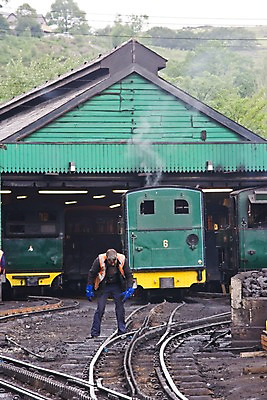 포토 JPG 주간 외국인 나무 식물 직업 해외풍경 해외 건축물 남자 유럽 영국 웨일즈 한명 사람 풍경 성인 야외 건물 기찻길 기차 화물 운송업 업무 연기 숲 창고 작업자 탄광 남자만 남자한명만 성인남자만 성인만 철도의날 국내포토 자연요소 1 건축 나라 산업 육상교통 대중교통 인종 작업 광업 파일형식 법정기념일